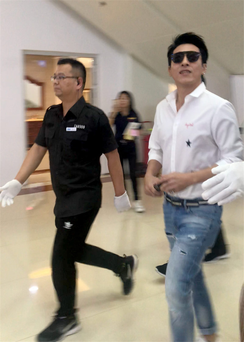 固诺家居"818星家节"明星签售会济南站圆满落幕,“令狐冲”吕颂贤助阵超级品牌盛宴!